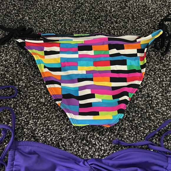 Small bathing suits! - Picture 3 of 3